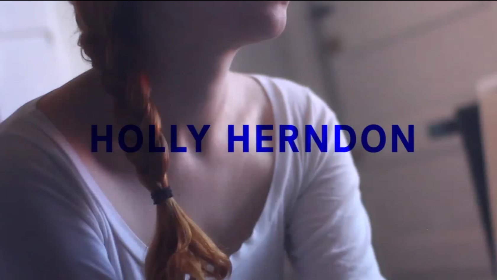 他人の机が見たい。MV「Holly Herndon - Chorus」が公開中。